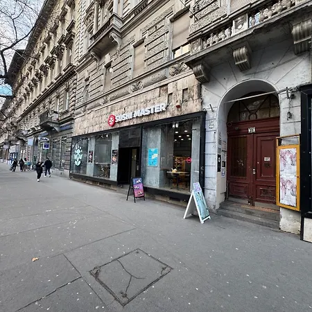 Apartament Spacious N' Cozy 5bedroom On Terez Boulevard *