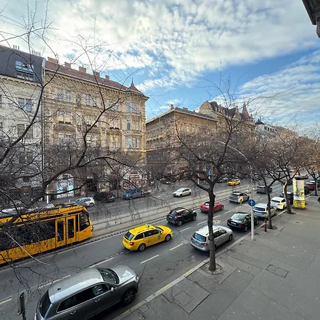 Apartment Spacious N' Cozy 5bedroom On Terez Boulevard *