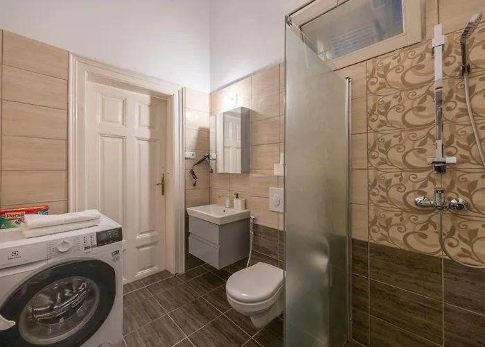 Spacious N' Cozy 5bedroom On Terez Boulevard Appartement Boedapest