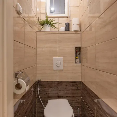Spacious N' Cozy 5bedroom On Terez Boulevard アパート