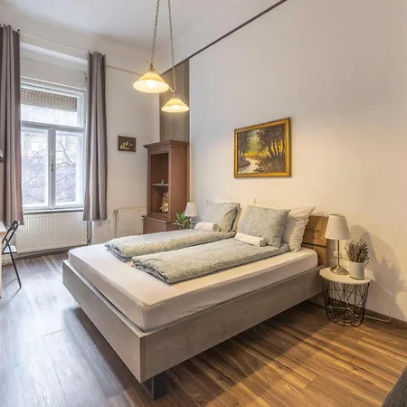 Spacious N' Cozy 5bedroom On Teréz Boulevard Appartamento Budapest