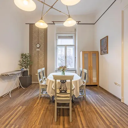 Appartamento Spacious N' Cozy 5bedroom On Teréz Boulevard
