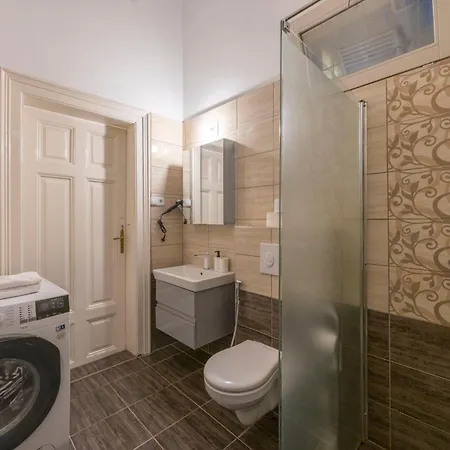 Spacious N' Cozy 5bedroom On Teréz Boulevard Appartamento Budapest